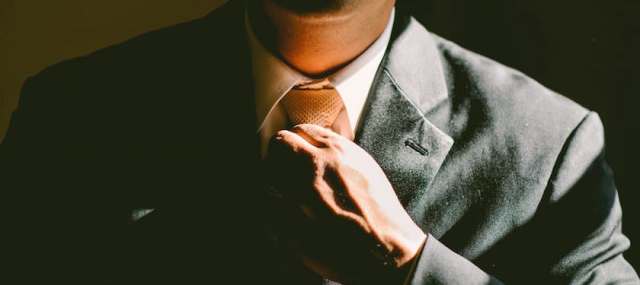 careerreportputtingontie